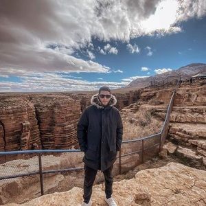 Meet your Posher, Caio